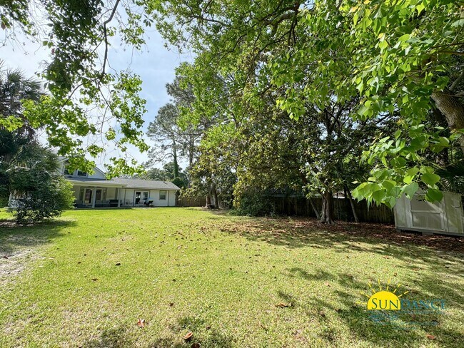 Building Photo - Stunning 3 Bedroom Home near Hurlburt Fiel...