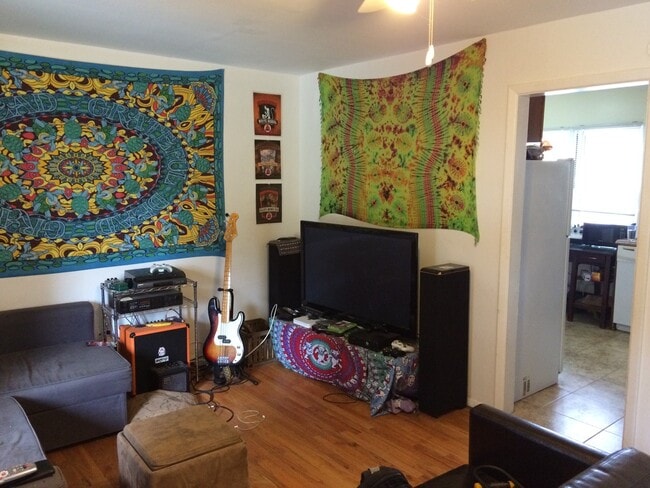 Building Photo - 3 Blocks from CU! Great South Boulder Location Preleasing for August 1st 2026