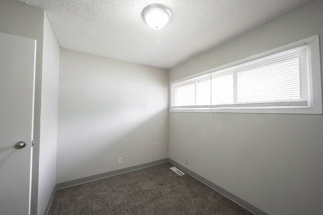 Building Photo - "Charming 3-Bed, 2-Bath Retreat in Indiana...