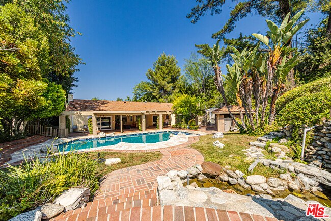 Building Photo - 18022 Lake Encino Dr