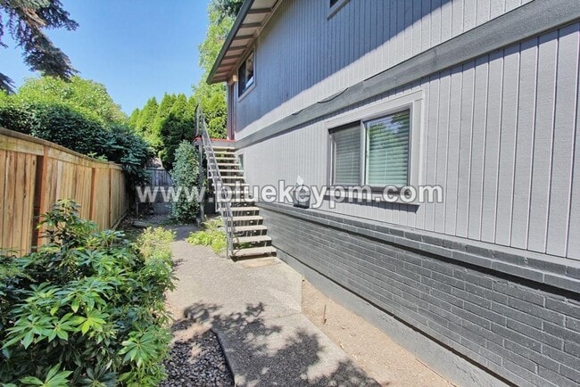 Building Photo - 2 Bed, 1 Bath Unit on 2nd Floor of a Tri-Plex in Sellwood