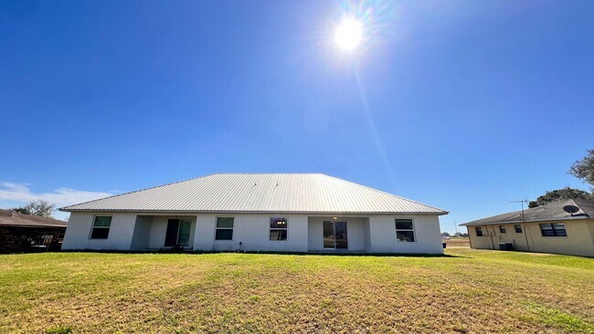 Building Photo - DISCOVER THE BEAUTIFUL 2 Bd/2Ba Duplex in Sebring!!