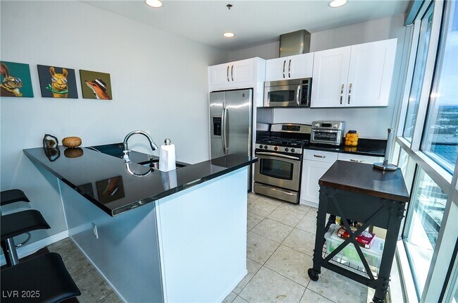 Building Photo - 4525 Dean Martin Dr