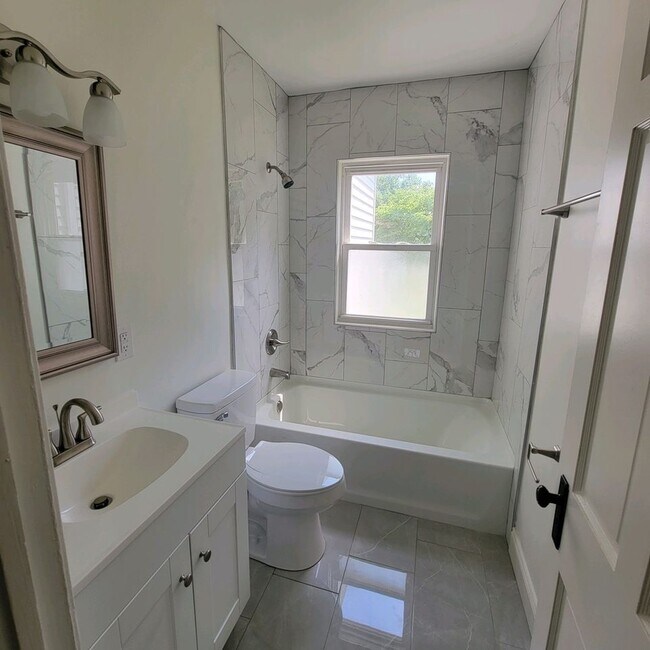 Building Photo - 1018 Berry Blvd