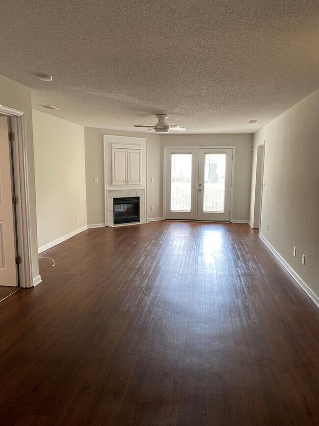 Building Photo - H5010-2