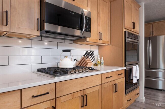 Building Photo - Spacious Modern Home w/Open Floor-Plan
