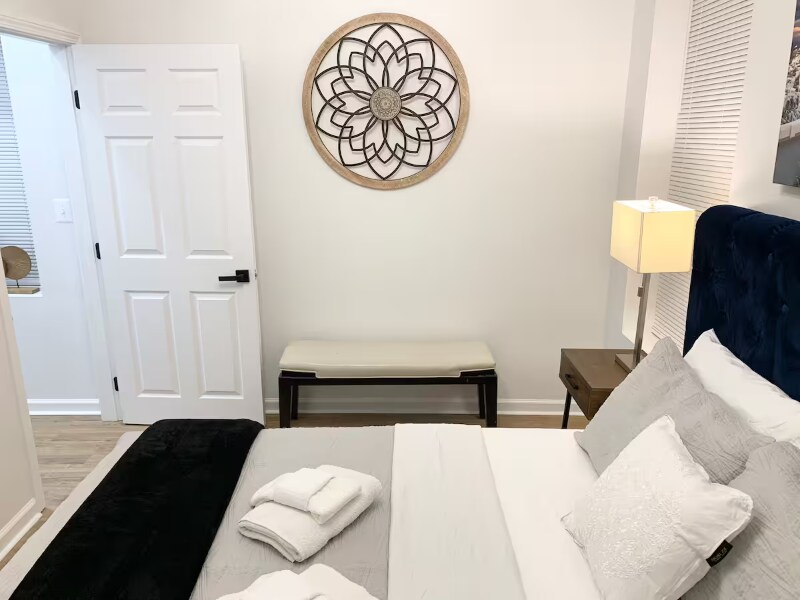 Building Photo - 1600 S Charles St