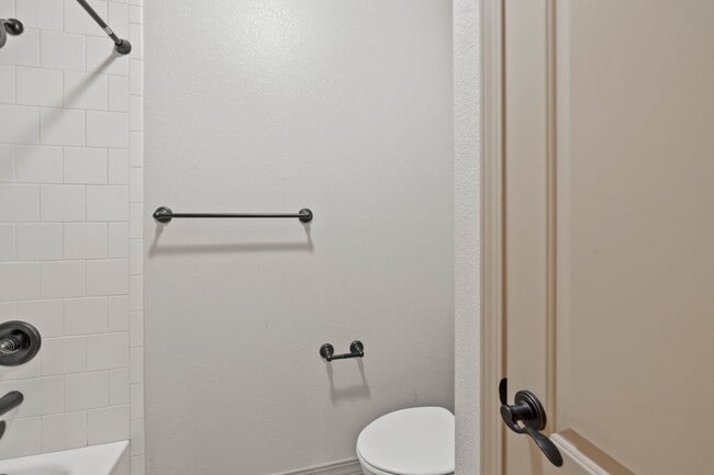 Building Photo - BEAUTIFUL 4BD + OFFICE MAIN-LEVEL LIVING H...