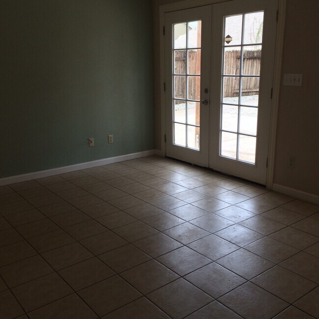 Building Photo - 4 bedroom in Dixon with spacious back yard