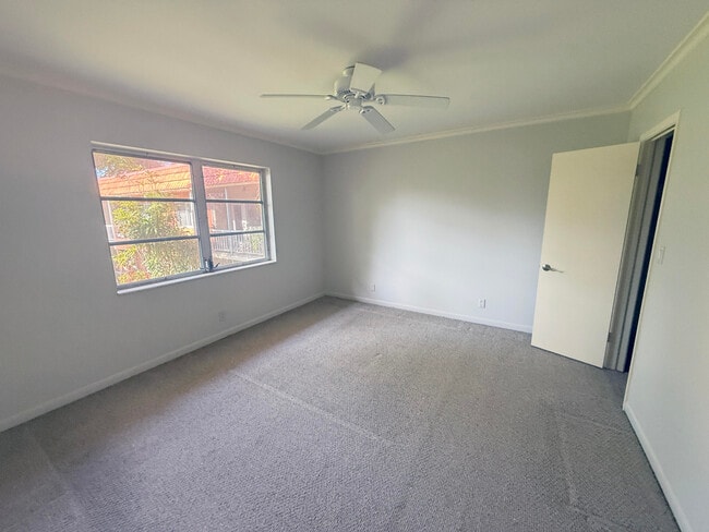 Building Photo - 136 NE 19th Ct