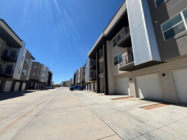 Building Photo - 1 BEDROOM APARTMENT FOR RENT IN DESERT COLOR!