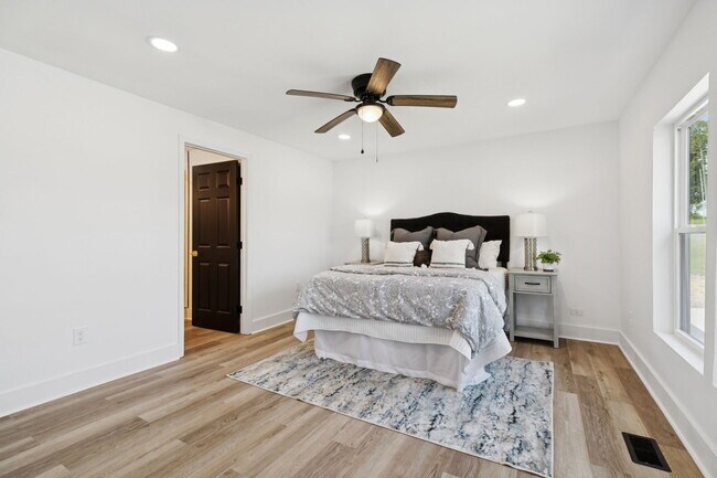 Building Photo - 934 Old Rome Pike