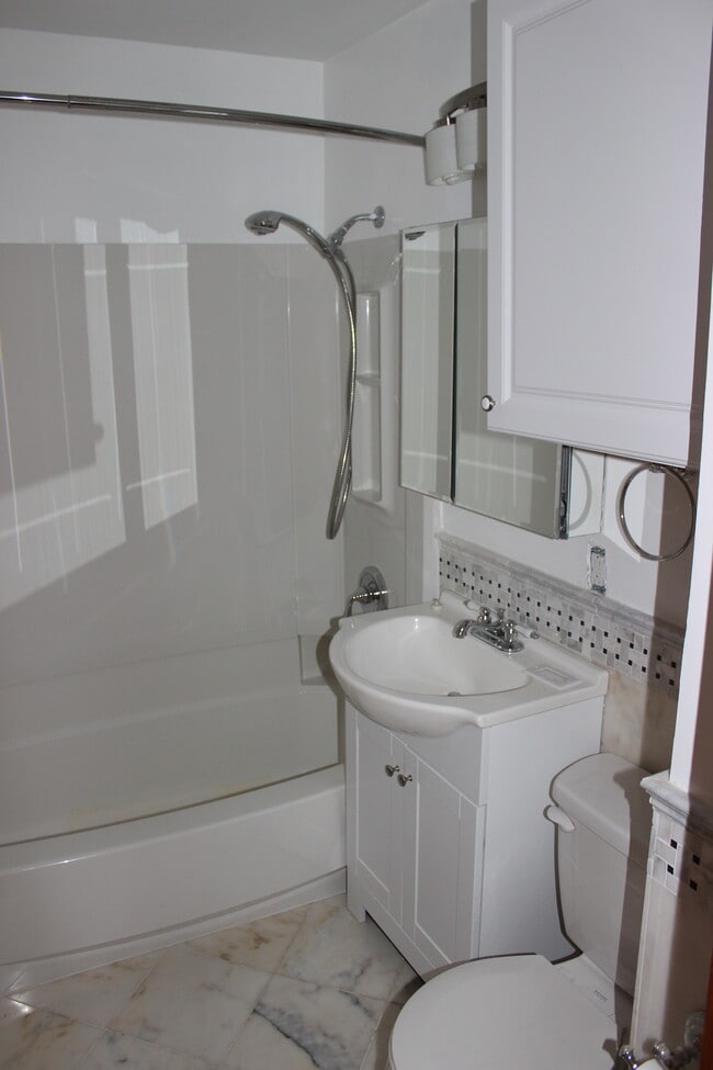 Building Photo - 772 Southport St