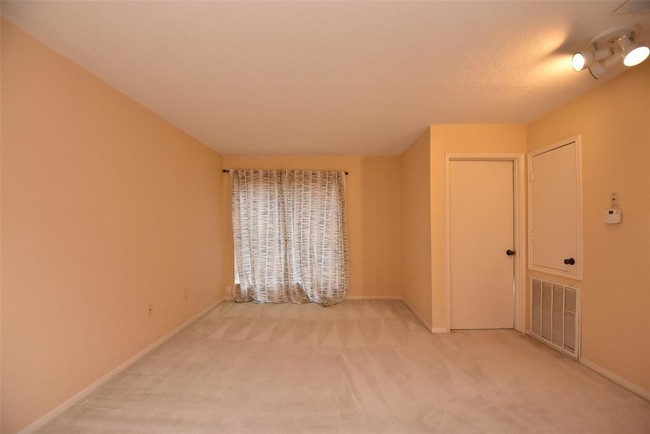 Building Photo - 7350 Kirby Dr