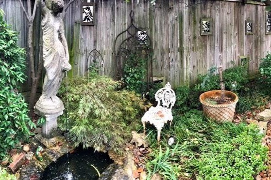 Hidden garden - 942 Russell St