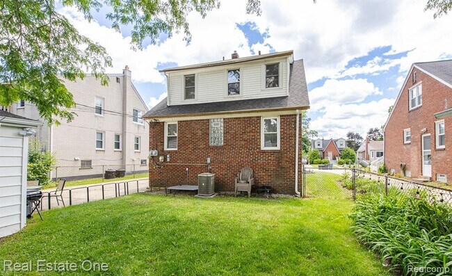 Building Photo - 122 W Houstonia Ave