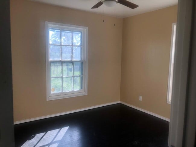Building Photo - 2 bedroom + 2 Living Rooms and Utility Room