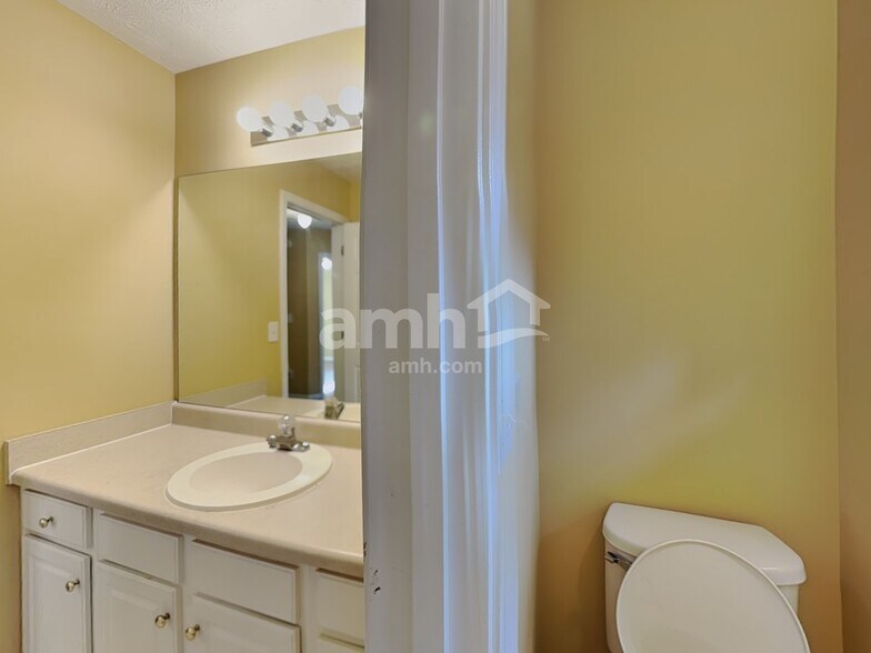 Building Photo - 2041 Vintage Oaks Dr