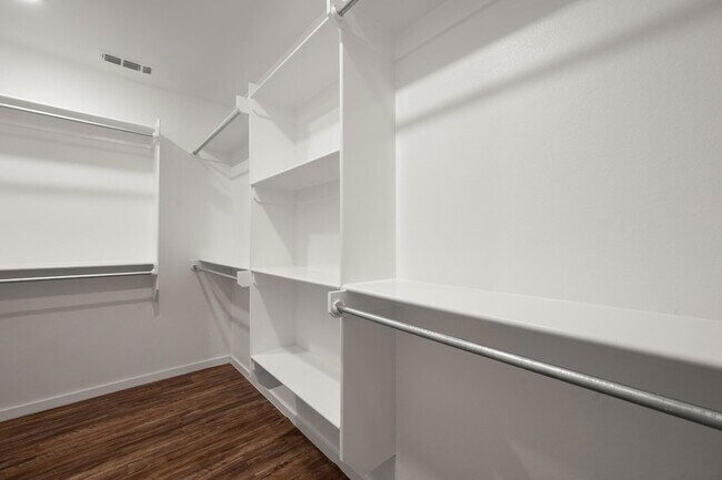 Building Photo - 2022 Kenwood Ave