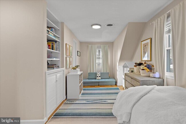 Building Photo - 10808 Hobson St