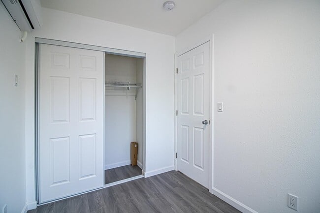 Building Photo - Sleek 1 bed/1 bath apartment near downtown...