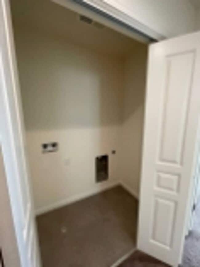 Building Photo - Beautiful 3 bedroom / 2.5 Bathroom for ren...