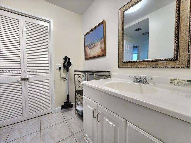 Building Photo - 3505 S Ocean Dr