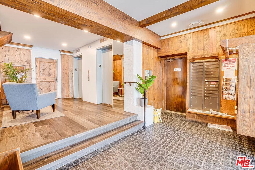 Building Photo - 532 N Rossmore Ave