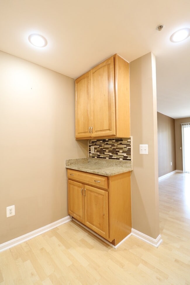 Building Photo - Spacious 2BD/2BA Condo with Balcony in Fou...