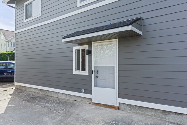 Building Photo - 2820 19th Ave S