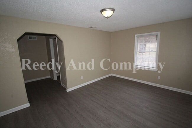 Building Photo - Welcome to 93 Eastview!