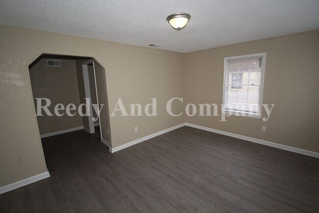 Building Photo - Welcome to 93 Eastview! MOVE IN SPECIAL IN DETAILS !!