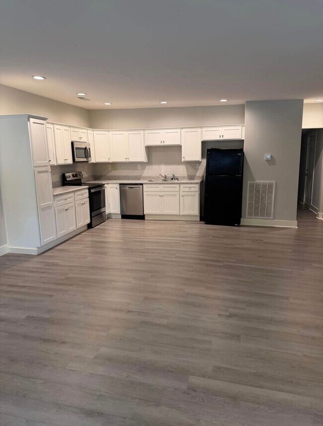 Building Photo - 4 Bedroom 2 Bathroom For Rent