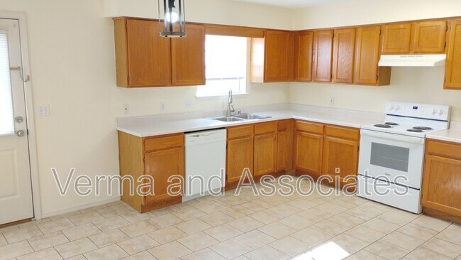 Building Photo - 44 Holly Dr