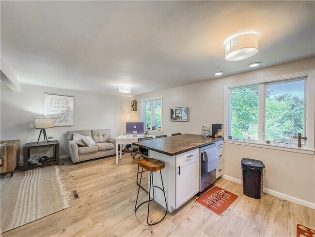 Building Photo - 92 Claireview Dr
