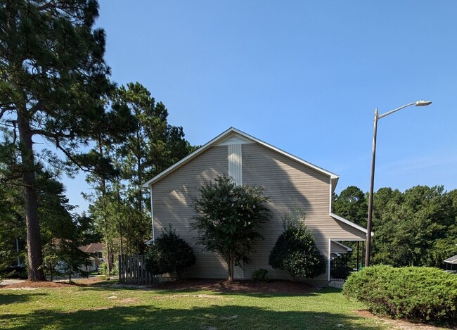 Building Photo - Townhome living close to downtown Fayettev...