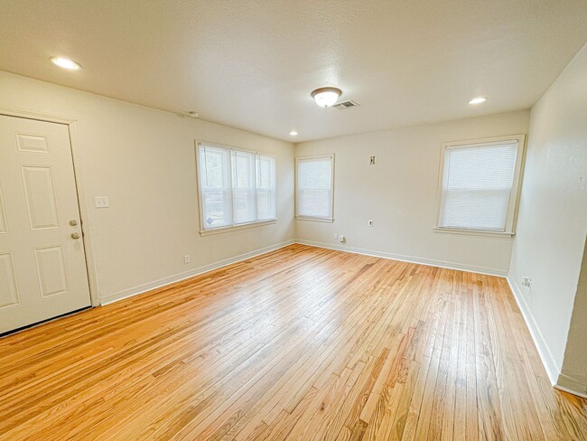 Building Photo - MOVE IN READY! Updated 2 Bed - 1 Bath NW OKC!