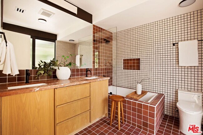 Building Photo - 5649 Valley Oak Dr