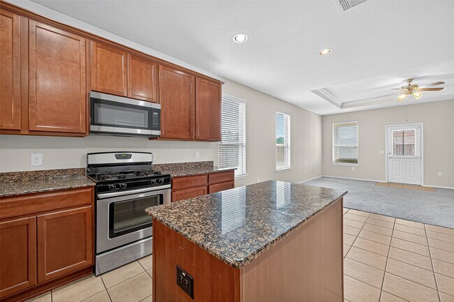Building Photo - 1403 S Maple Dr