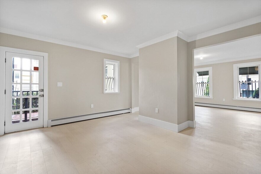 Building Photo - 21 Parker St