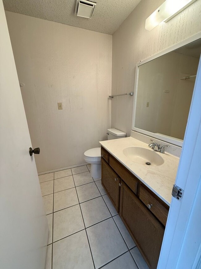 Building Photo - New Listing!