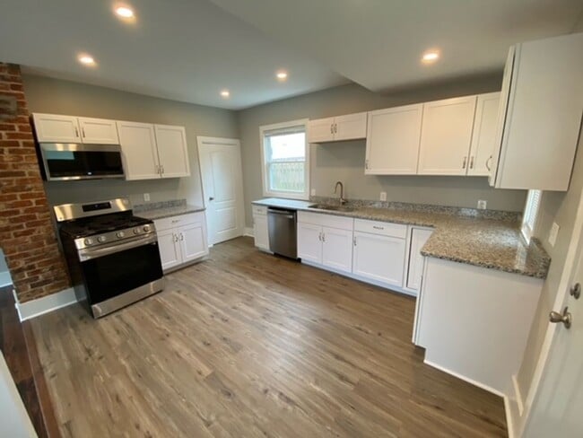 Building Photo - Fully Remodeled 3 Bed 1 Bath!!