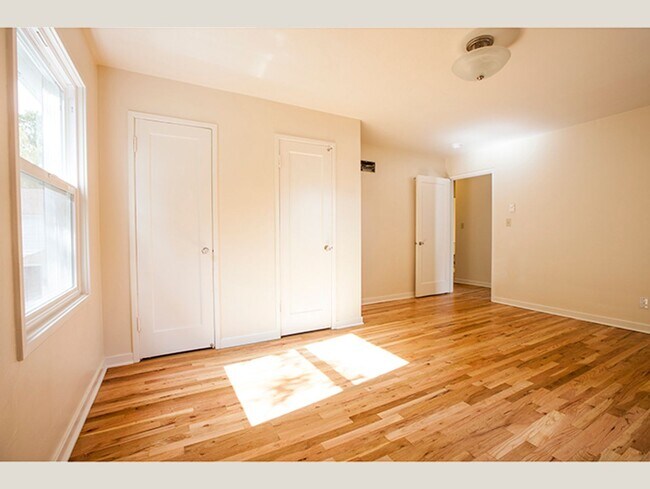 Building Photo - Spacious 3 Bedroom Townhome in Cedar Hills!