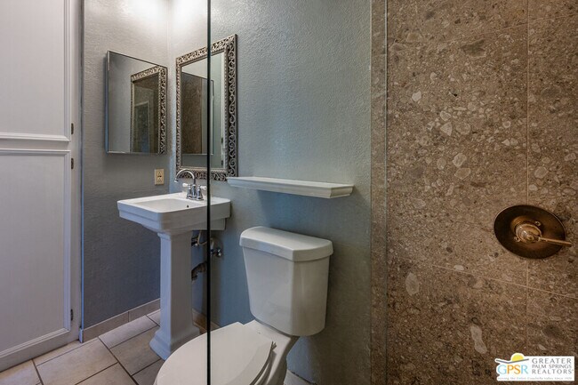 Building Photo - 550 N Villa Ct