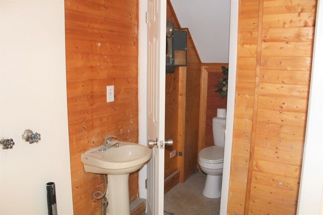 Building Photo - 3 Bedroom Townhouse - Near While Park - 06...