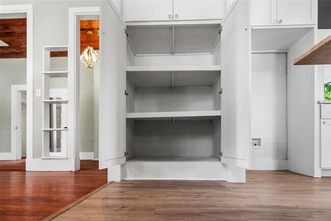 Building Photo - 108 N Ave B