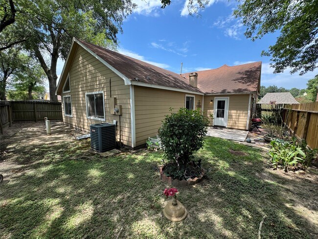Building Photo - 1511 Ridgebriar Dr