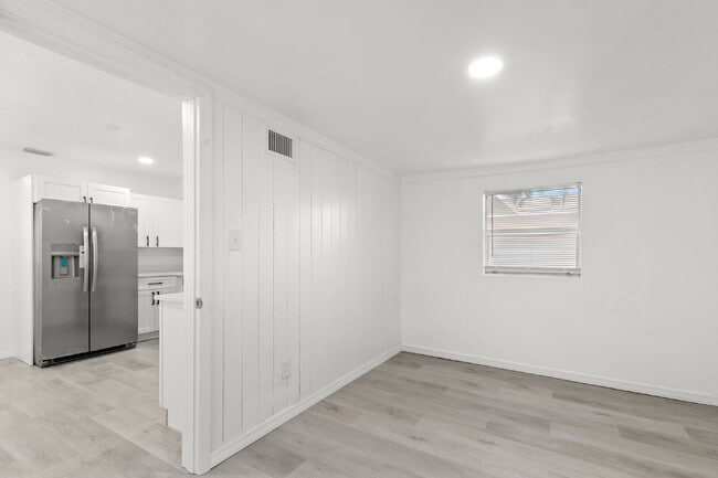 Building Photo - NEWLY RENOVATED Home For Rent in St Petersburg!