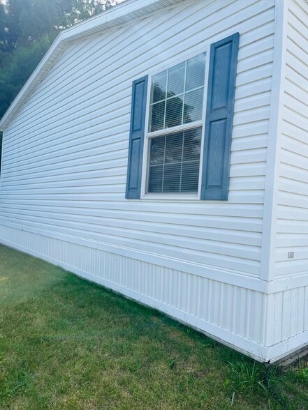 Building Photo - 15621 Pine Ridge Dr