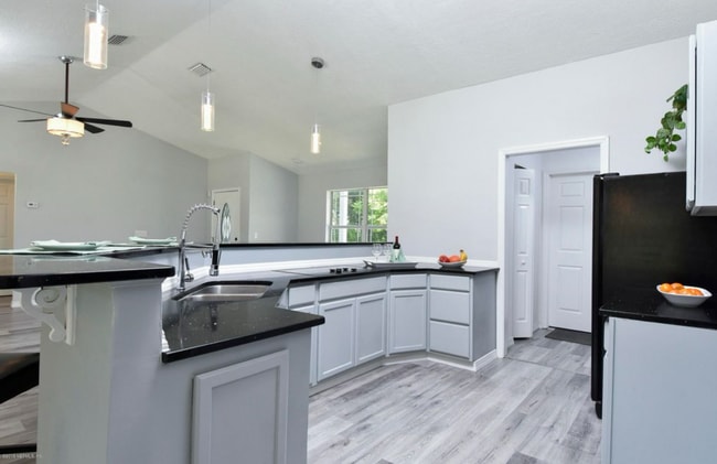 Building Photo - Stunning Home - Large Lot with 2 Car Garage!